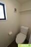 トイレ 2階トイレです。壁には収納スペースがあり、トイレットペーパーや芳香剤などを置くのに便利ですね（2023年12月撮影）