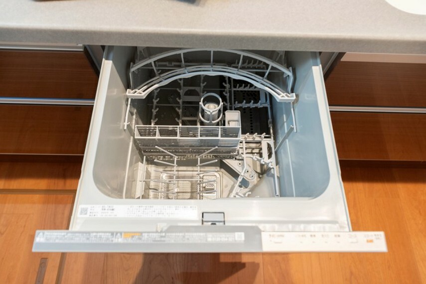 【食器洗い機】  水圧で伸びる2段式ノズルで、上部からもシャワーを拡散。庫内の食器すみずみまでしっかり洗い落とします。