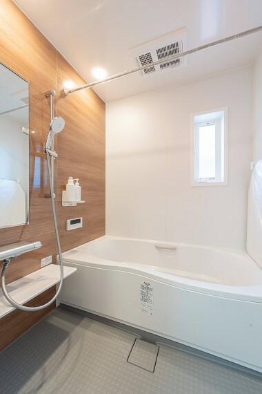 浴室 【バスルーム】LIXIL AX  一日の疲れを癒す快適なバスルーム。お手入れ簡単な工夫が随所にあり、心地よく利用できます。