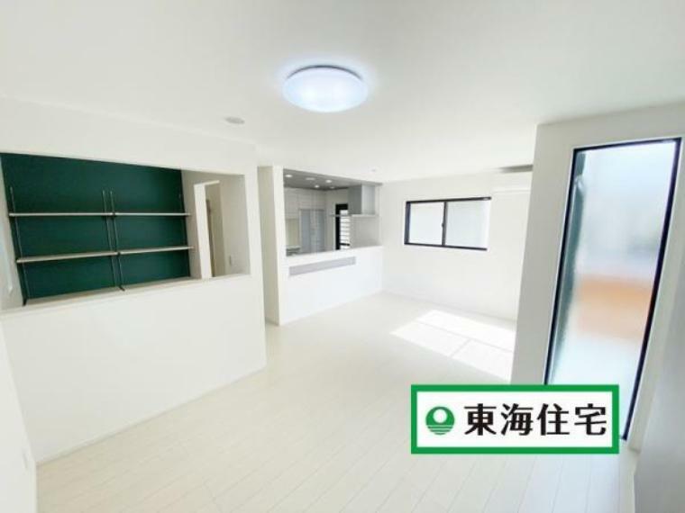 居間・リビング Bluetooth対応の天井スピーカー付き。リビングに高性能エアコンも設置されております。