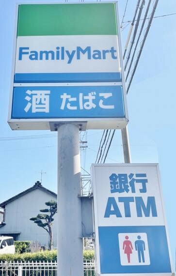 コンビニ ファミリーマート 中川中野本町店