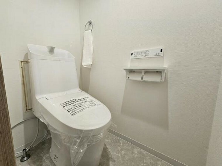 トイレ 使いやすいサイドパネル仕様の温水洗浄便座付トイレです！
