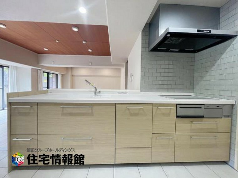 機能性に優れたシステムキッチンは収納量が豊富です。清潔感のあるオフホワイトの天板が採用されています。