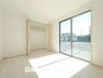 寝室 「1階6.0帖洋室」 大きな窓からたっぷりと陽光が注がれる明るい空間。