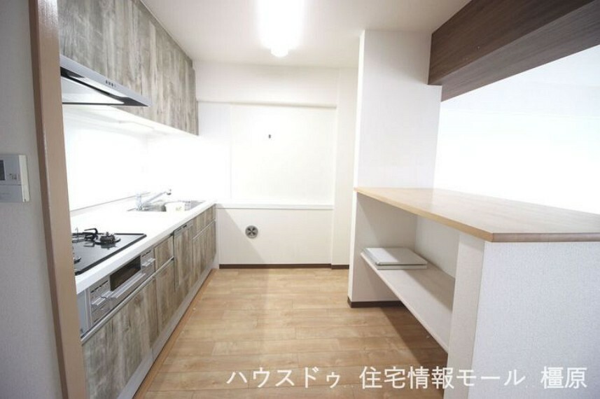 キッチン キッチンは壁付けで煙やにおいがお部屋に移りにくい配置。カウンターは配膳台や収納スペースとして便利利用できます。