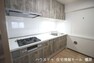 キッチン 2021年2月に新調されました。吊戸棚があり、沢山の調理器具や食器もしっかり整理して頂けます。