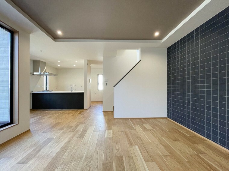 ダイニングキッチン 【Living-dining-リビングダイニング】床材も明るい色を使用することによって、より明るい居住空間を実現しています。