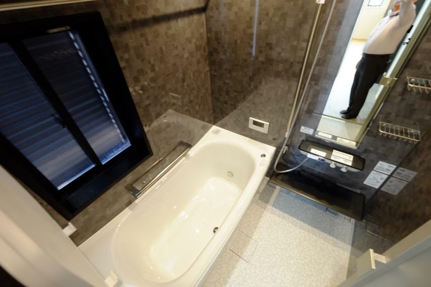 浴室 ■浴室乾燥暖房機能付き。窓のある1坪サイズゆったりバスルーム。