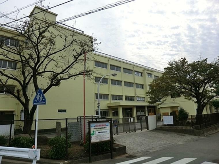小学校 横浜市立大門小学校 境川やかまくらみちに囲まれた豊かな自然と歴史の香るまちにあります。大和市に隣接し、横浜の西の玄関にあるともいえます。
