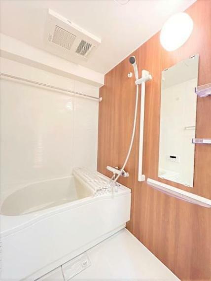 浴室 浴室はハウステック製の新品のユニットバス。浴槽には滑り止めの凹凸があり、床は濡れた状態でも滑りにくい加工がされている安心設計です。