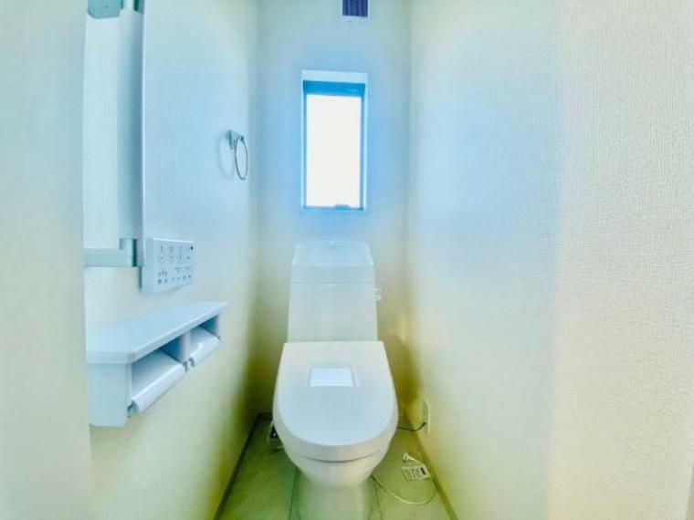 トイレ 2階のトイレも陽射しが差し込み明るいです