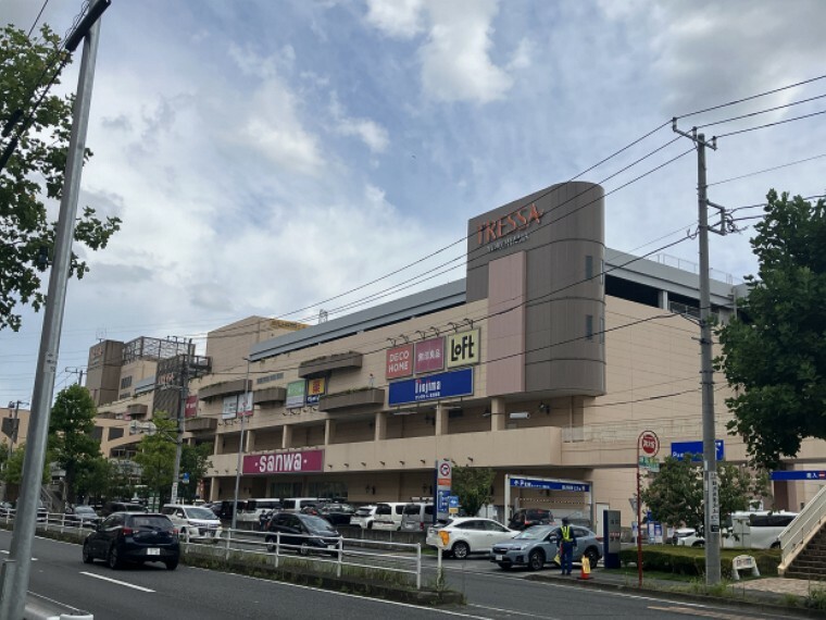 ショッピングセンター 現地から1200m（最長）　トレッサ横浜　関東エリア初のオートモール併設型ショッピングモールで、さまざまな専門店が揃います。ベビーカーの貸し出しや、ベビー休憩室を備えています。