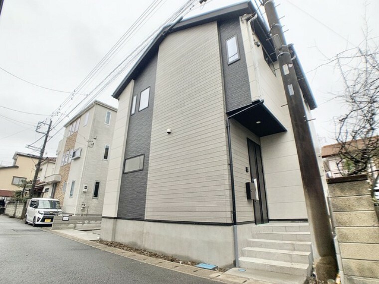 現況外観写真 いつでも現地のご案内をさせて頂きます。 南越谷駅、新越谷駅まで徒歩12分の立地にLDK21帖、洋室9帖とウォークインクローゼットが魅力的な物件です。 ご質問などございましたらお気軽にお問い合わせください。