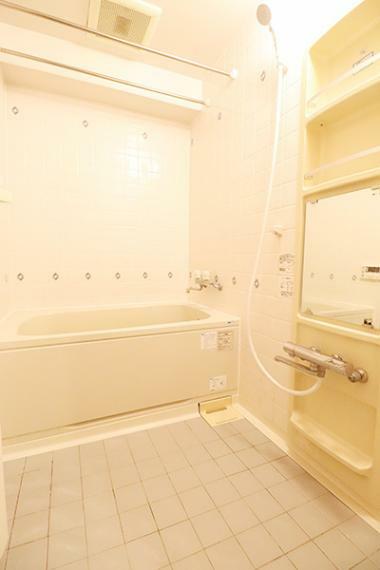 洗い場が広いタイプの浴室となります。 鏡周辺には棚がついており便利です