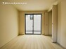 【洋室】柔らかい陽光が差し込む明るいお部屋を演出する設計!!彩光の取れる窓が気持ちの良いお部屋です！