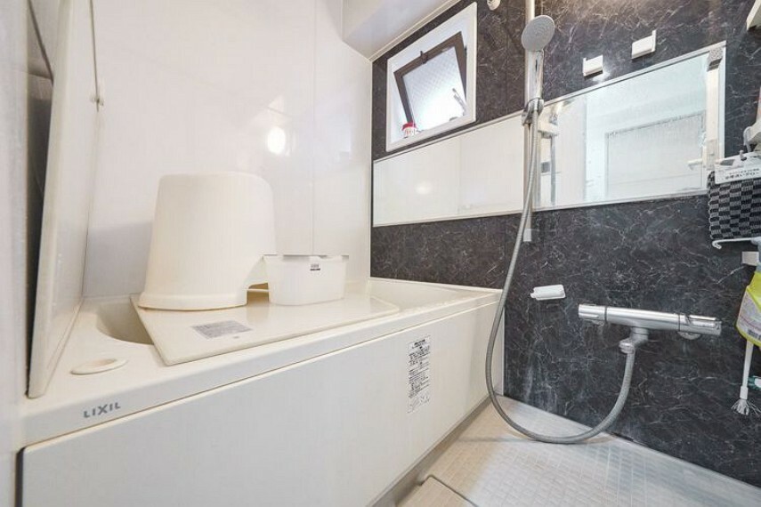 【浴室】お湯張りや追い焚き、湯量・温度の調節など、ワンタッチでできるオートバスです。