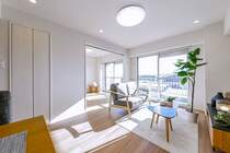 落ち着いた印象のフローリングと木目ホワイト建具の組み合わせが、洗練された空間を作り出します。※室内の家具や調度品は、売買代金に含まれません。