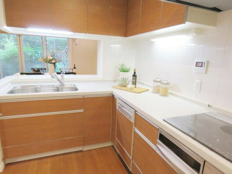 キッチン 作業スペースの広いL字型のシステムキッチン。IHクッキングヒーター、食器洗浄機付です。