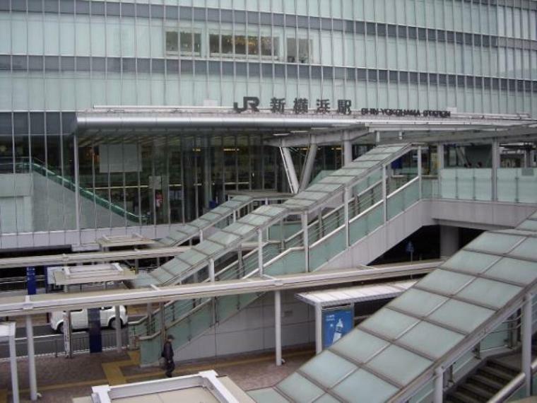 周辺の街並み 新横浜駅（●横浜線、ブルーライン、東海道新幹線が乗り入れています。新幹線での出張や旅行など、遠出する際にも大変便利です。駅まではフラットアプローチで、ベビーカーでの移動もラクラクです●）
