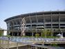 日産スタジアム（国内外のスポーツイベントやコンサートに使用される最大収容人数は約72000人のスタジアム。Jリーグの横浜Fマリノスのホームスタジアムとしても知られている。）