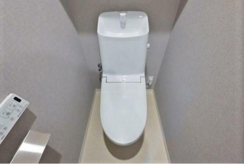 トイレ 温水洗浄便座一体型　クッションフロア張替え