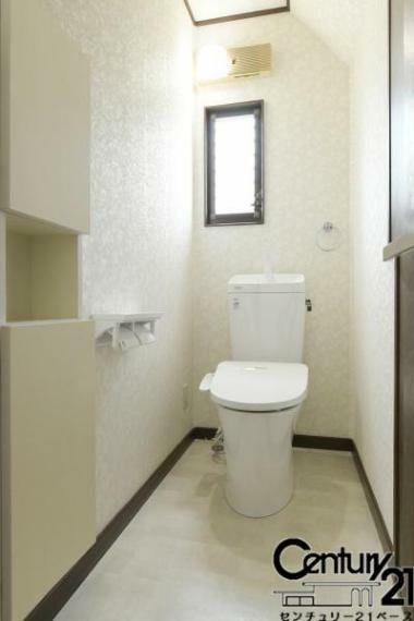 トイレ ■現地撮影写真■便利な収納スペース付き！リフォーム済の綺麗なお手洗いです！