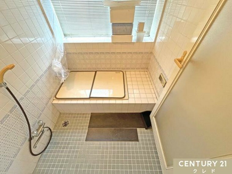 浴室 【1階浴室】 日々の疲れを癒すお風呂はやさしい色合いの空間です 大きな窓があるので、換気もバッチリです！ 疲れた体を癒してください。