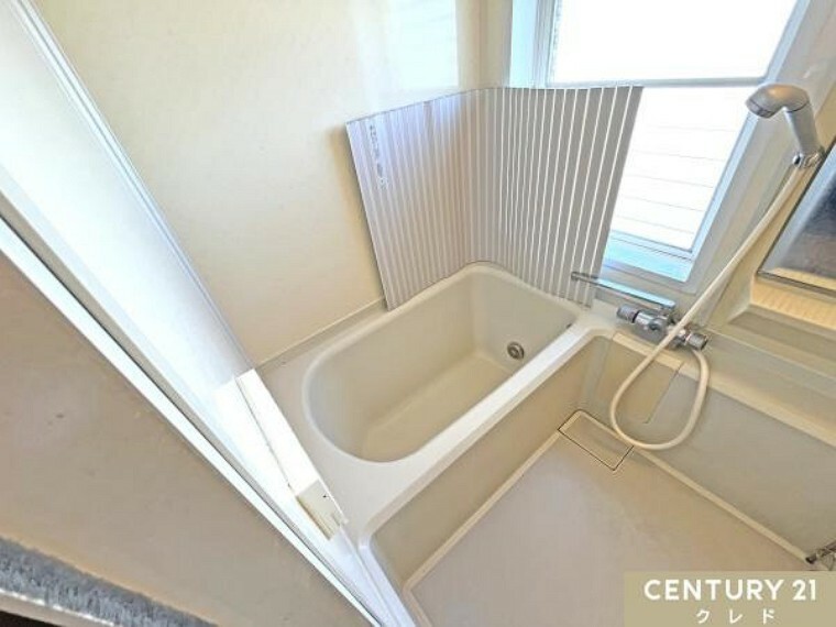 浴室 【2階浴室】【爽々しい清潔感ある浴室】 コンデイション良好なバスルームです。 足を伸ばしてあたたかいお湯の中でおくつろぎください。