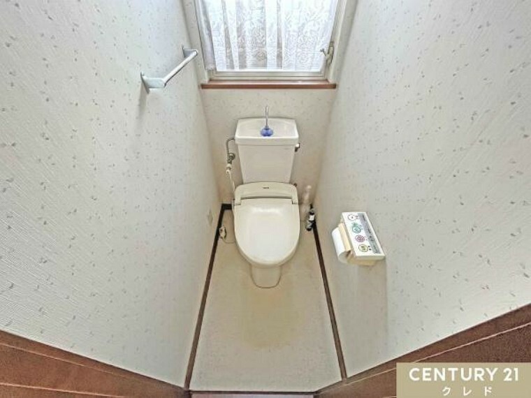 トイレ 【1日に何度も使うトイレは白をベースにした造り】 お好きなレイアウトを加えて、使いやすくリラックスできる空間にしてみてはいかがでしょうか。 トイレは1、2階にあります！