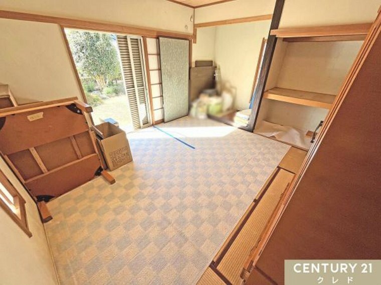 和室 和室にも収納スペースがあります。色々なものをしまえてとても便利です。
