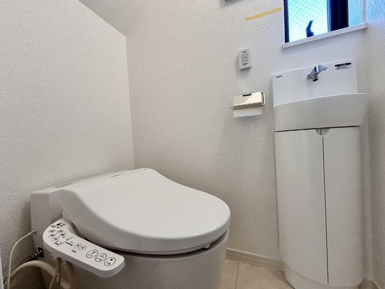 トイレ 【A棟】シンプルで無駄のないデザインのタンクレストイレ。お掃除のしやすさも魅力のひとつになっております。手洗いキャビネット付きでお掃除道具も収納でき清潔を保つことができますね。