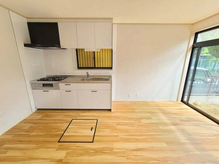 キッチン 手を伸ばせばそこに収納が。安定した使用感の吊戸棚つきのキッチン空間。