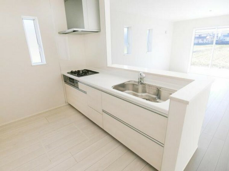 キッチン 3口ガスコンロ、浄水機能付き水栓、床下収納等の使いやすい設備が標準となっています。