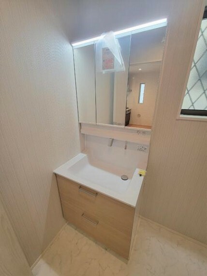 洗面化粧台 三面鏡×LEDライトで歯磨きやヘアセットもしやすい洗面化粧台。