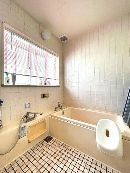 浴室 窓から明るい陽光降り注ぐバスルーム。