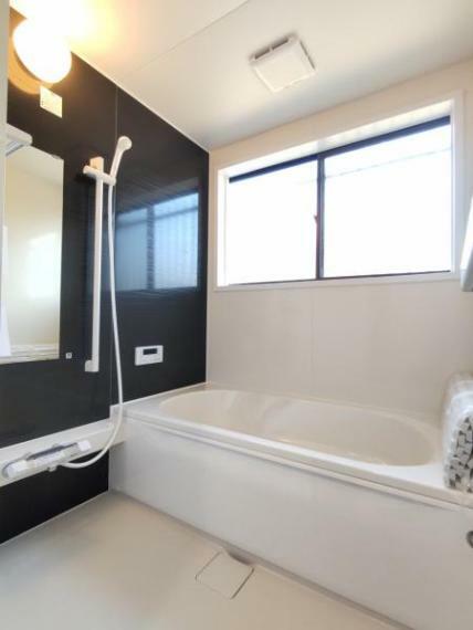 浴室 【リフォーム済】浴室は新品のユニットバスに交換しました。浴槽には滑り止めの凹凸があり、床は濡れた状態でも滑りにくい加工がされている安心設計です。
