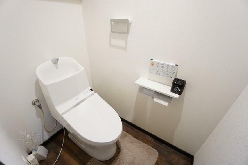 トイレ 温水洗浄機付トイレです。壁リモコンタイプのウォシュレット付き。すっきりした見た目で、トイレ奥の掃除もしやすいです。