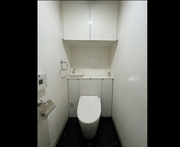 トイレ 収納が設置された清潔感のあるトイレスペースです！