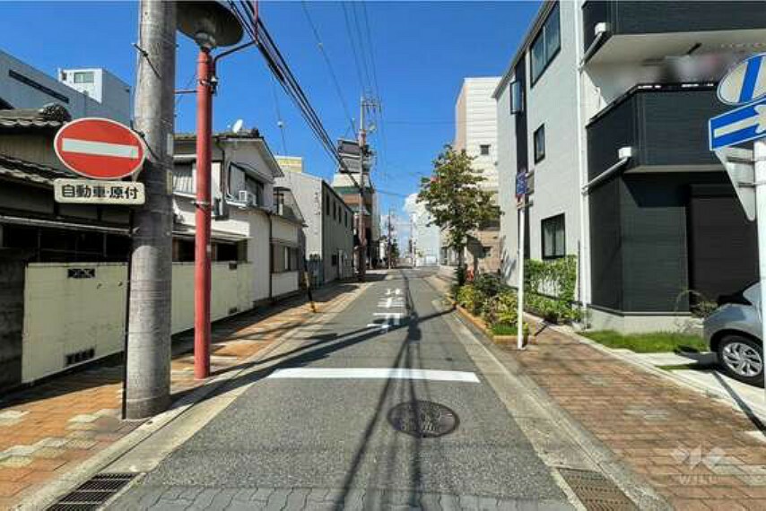 現況写真 物件の西側前面道路（南側から）歩道もあるため歩きやすい道路です。