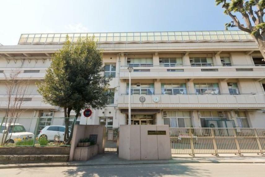 中学校 横浜市立西中学校 開校当時は生徒数474名で、昭和28年に1694名となり、昭和29年西中学校岩井原分校が岩井原中学校として独立しました