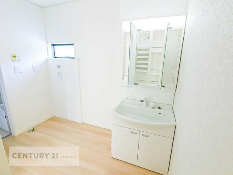 小窓付きの明るい洗面室です！湿気もすぐに入れ替えができて清潔に保つことができます！<BR/>独立洗面台は使い勝手も良く収納力もあります。
