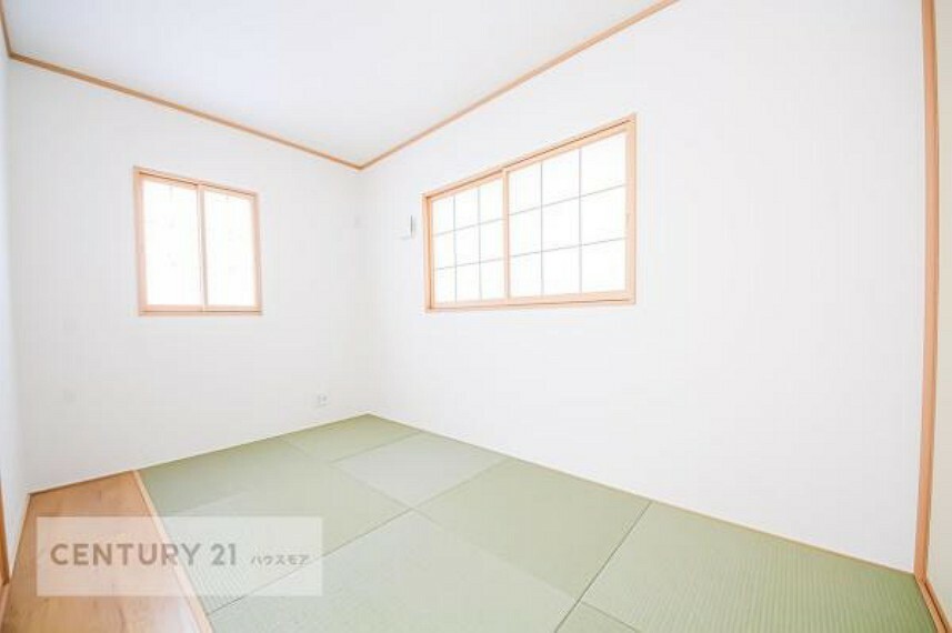 リビングと隣接している和室です！客間としてはもちろん、家事の休憩スペースとして使用するのもいいですね！畳の香りがリラックス効果をもたらし、気持ちよく安らげる空間です！