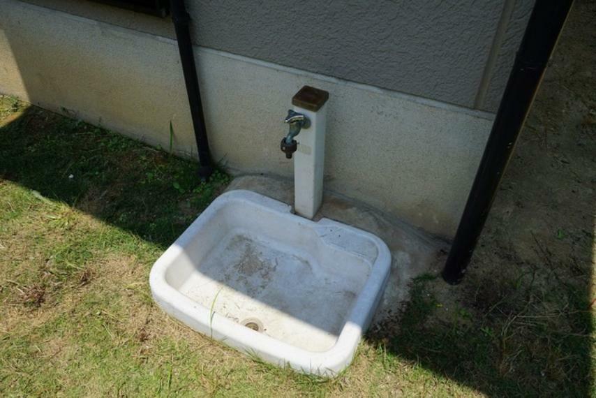 お庭に外水栓付き。お子様用のプールや外壁のお掃除をする際に大活躍すること間違いなし＾＾