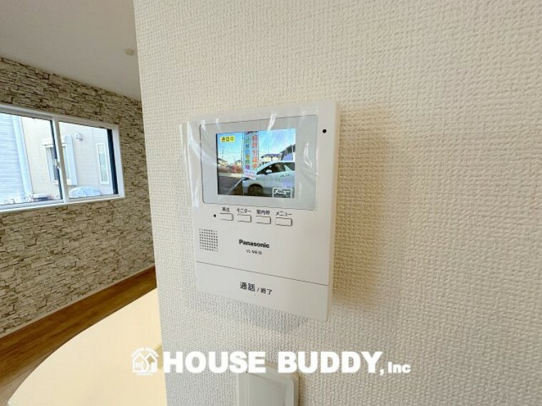 TVモニター付きインターフォン 「TVモニター付きインターホン」 来客時にカラー画像で確認が出来る「見える安心」を形にモニター付きインターホンを設置。家事導線を考慮した個所に設置し、夜間でもLEDライトでくっきりと映ります。