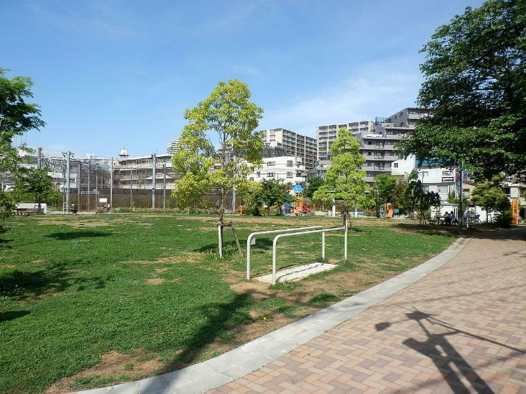 公園 豊島区立 池袋本町電車の見える公園ン徒歩2分です。