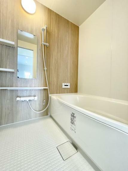浴室 【RF後_ユニットバス】ユニットバスは新品交換致しました。1坪サイズなので足を伸ばしてくつろぎながらの入浴が可能です。