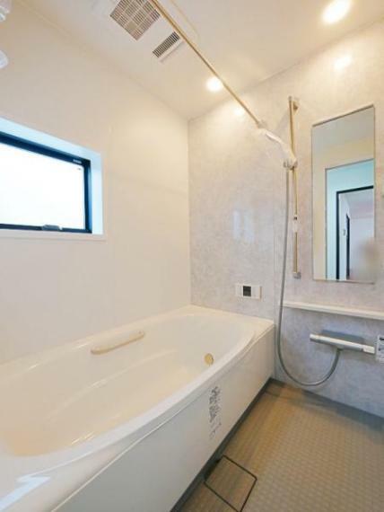 浴室 【浴室】1坪タイプの広々お風呂です　浴室暖房乾燥機付き