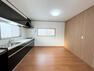 キッチン 【リフォーム済】リビング側からキッチンを撮影しました。天井・壁はクロス張替を行い、キッチン背面側には冷蔵庫等を置くスペースを新設しました。