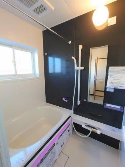 【リフォーム後/浴室】浴室はハウステック製の新品のユニットバスに交換致しました。浴槽には滑り止めの凹凸があり、床は濡れた状態でも滑りにくい加工がされている安心設計です。