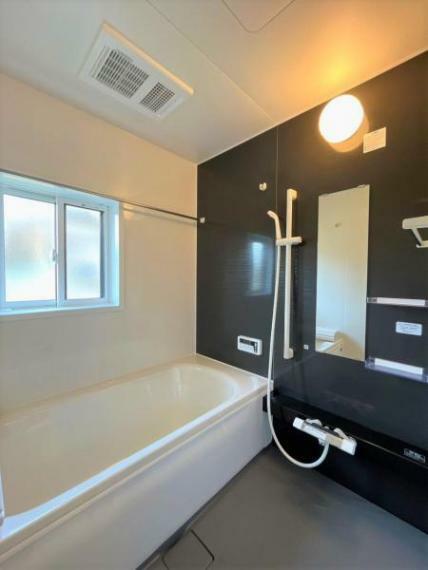 浴室 【リフォーム済み】浴室はハウステック製の新品のユニットバスに交換しました。足を伸ばせる1坪サイズの広々とした浴槽で、1日の疲れをゆっくり癒すことができますよ。